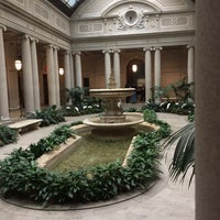 Снимок сделан в The Frick Collection&amp;#39;s Vermeer, Rembrandt, and Hals: Masterpieces of Dutch Painting from the Mauritshuis пользователем Esther J. 10/16/2016
