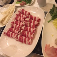 Foto tirada no(a) Hometown Hotpot &amp;amp; BBQ por Esther J. em 11/21/2015