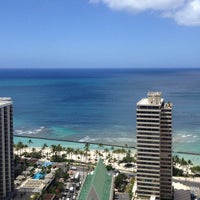 Снимок сделан в Hilton Waikiki Beach пользователем Amy H. 4/18/2013