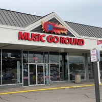 Photo taken at Music Go Round Roseville, MN by Jeremy on 9/12/2021