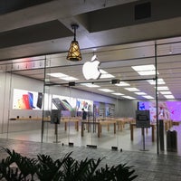 Photo taken at Apple Ala Moana by yukino112 on 9/16/2019