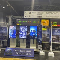 Photo taken at Platforms 30-34 by 稲荷山 ペ. on 7/24/2023