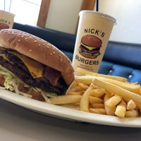รูปภาพถ่ายที่ Nick&amp;#39;s Burgers โดย Mike T. เมื่อ 9/29/2018