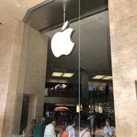 Photo taken at Apple Carrousel du Louvre by Mike C. on 9/28/2018