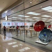 Photo taken at Apple Kenwood Towne Centre by Gonny Z. on 12/17/2021