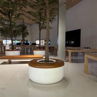 Photo taken at Apple Dadeland by Gonny Z. on 12/24/2021