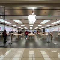 Photo taken at Apple Kenwood Towne Centre by Gonny Z. on 12/17/2021
