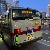 Photo taken at 五反田駅(東口)バス停 by みやさゃちぃ 3. on 2/9/2020