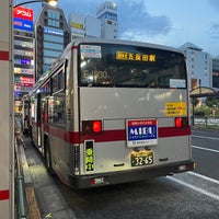 Photo taken at 五反田駅(東口)バス停 by みやさゃちぃ 3. on 8/14/2022