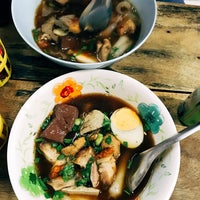 Photo taken at ก๋วยจั๊บน้ำข้นแม่มะลิ by Thipalap P. on 8/17/2018