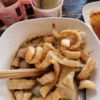 รูปภาพถ่ายที่ ก๋วยเตี๋ยวยักษ์ใหญ่ โดย wannapong p. เมื่อ 4/22/2022