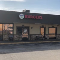 Das Foto wurde bei Mixed Up Burgers von Larry J M. am 5/21/2018 aufgenommen