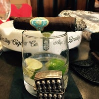 Foto tirada no(a) Silver Leaf Cigar Lounge por Larry J M. em 8/8/2015
