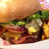 Das Foto wurde bei Teddy&amp;#39;s Bigger Burgers von Teddy&amp;#39;s Bigger Burgers am 11/12/2014 aufgenommen