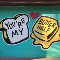 Снимок сделан в You&amp;#39;re My Butter Half (2013) mural by John Rockwell and the Creative Suitcase team пользователем Su L. 12/17/2020