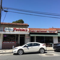Das Foto wurde bei Petrini&amp;#39;s Italian Restaurant - Santa Barbara von Jennifer D. am 4/29/2017 aufgenommen