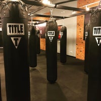 5/14/2017 tarihinde Adam K.ziyaretçi tarafından TITLE Boxing Club Chicago West Loop'de çekilen fotoğraf