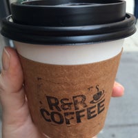 รูปภาพถ่ายที่ R&amp;amp;R Coffee โดย Tais B. เมื่อ 6/8/2015