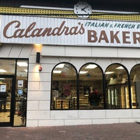 รูปภาพถ่ายที่ Calandra&amp;#39;s Bakery โดย nicky w. เมื่อ 1/1/2019