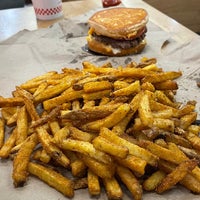 Photo taken at Five Guys by WELLY ➰ on 7/14/2023