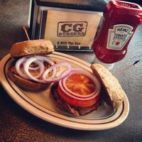 รูปภาพถ่ายที่ CG Burgers โดย Julio V. เมื่อ 7/28/2013