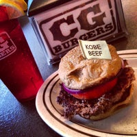 รูปภาพถ่ายที่ CG Burgers โดย Julio V. เมื่อ 9/7/2013