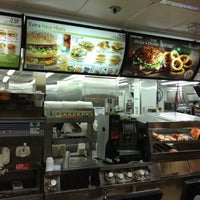 รูปภาพถ่ายที่ McDonald&amp;#39;s โดย Glenn C. เมื่อ 11/8/2012