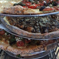 Foto tirada no(a) Grey Block Pizza por Juni em 10/22/2014