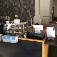 Photo taken at Blue Bottle Coffee by Manolo E. on 10/6/2016