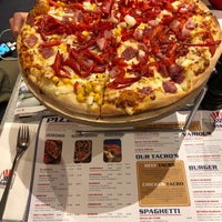 Снимок сделан в Sam&amp;#39;s Pizza Land пользователем Helen Z. 3/3/2020