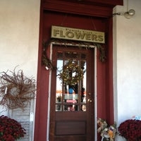 Foto scattata a Cedar Hill Flowers da B.J. E. il 10/24/2012