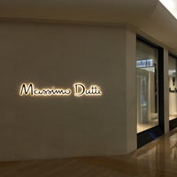 Photo taken at Massimo Dutti by Vaji N. on 11/26/2017