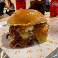 Foto diambil di Hideout Burger oleh Orkun pada 6/13/2021