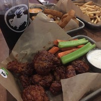 Photo taken at Buffalo Wild Wings by Gökhan D. on 8/4/2019