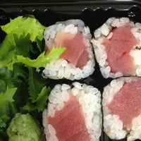 Photo prise au Kira Asian Bistro &amp;amp; Sushi par Kerry B. le10/5/2012
