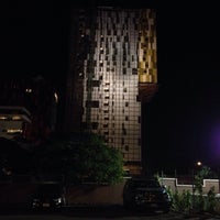 Foto tirada no(a) African Regent Hotel por Felix B. em 11/7/2014