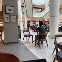 Foto diambil di La Lucia Mall oleh Nicole M. pada 5/6/2022