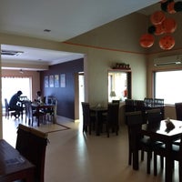 Foto tirada no(a) Lokah Restaurant and Café por sujith j. em 7/18/2017
