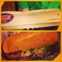 Das Foto wurde bei Jersey Mike&amp;#39;s Subs von E R. am 12/15/2014 aufgenommen