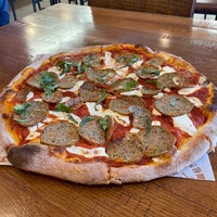 Foto tomada en Tino’s Artisan Pizza  por Susan el 4/30/2022