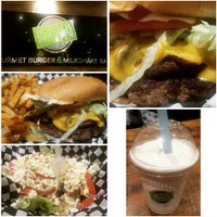 Foto scattata a Burger Stomper Gourmet Burger &amp;amp; Milkshake Bar da Dayes W. il 1/9/2016