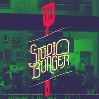 Das Foto wurde bei Studio Burger von Studio Burger am 5/8/2015 aufgenommen