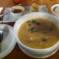 Foto scattata a Jasmine Thai Restaurant da Matthew H. il 12/9/2012