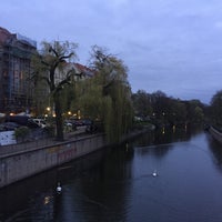 Photo taken at Kottbusser Brücke by Crème B. on 4/11/2019
