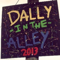 รูปภาพถ่ายที่ Dally in the Alley โดย J_Stoz เมื่อ 9/8/2013
