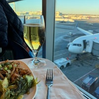 Photo taken at Delta SkyClub &amp;amp; SkyDeck by Stephane W. on 2/14/2024