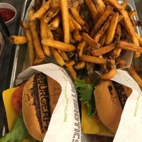 รูปภาพถ่ายที่ BurgerFi โดย Tolgar C. เมื่อ 3/24/2019