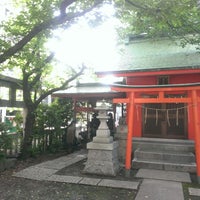 Photo taken at 榎戸稲荷神社 by DOOREI on 5/12/2013