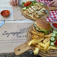 Снимок сделан в Zeynepp Restaurant &amp;amp; Cafe &amp;amp; Patisserie пользователем Mustafa B. 1/6/2023