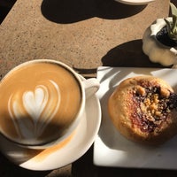 รูปภาพถ่ายที่ Red Dessert Dive &amp;amp; Coffee Shop โดย Marsha Z. เมื่อ 11/24/2018